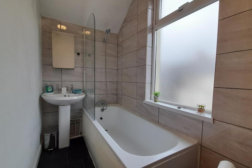 Spacious 4 Bedroom, Free Netflix, Central Location Cardiff Exterior foto